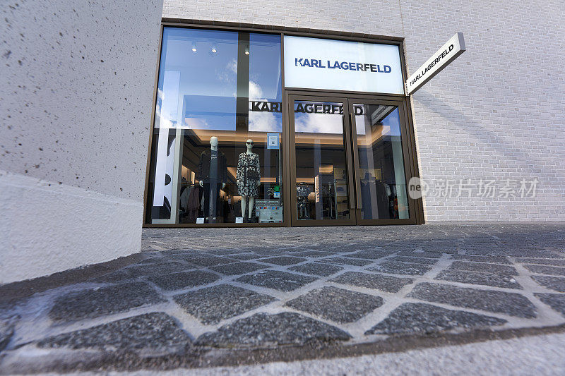 Karl Lagerfeld Outlet商店。明亮的外立面。前景是鹅卵石。视图。广角。